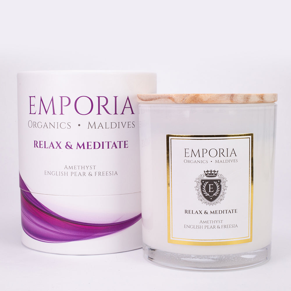 Emporia Organics Üveggyertya: Maldív szigetek - RELAX & MEDITATE, Ametiszttel, Angol körte és frézia illattal, 100% szójaviasz, 230g,