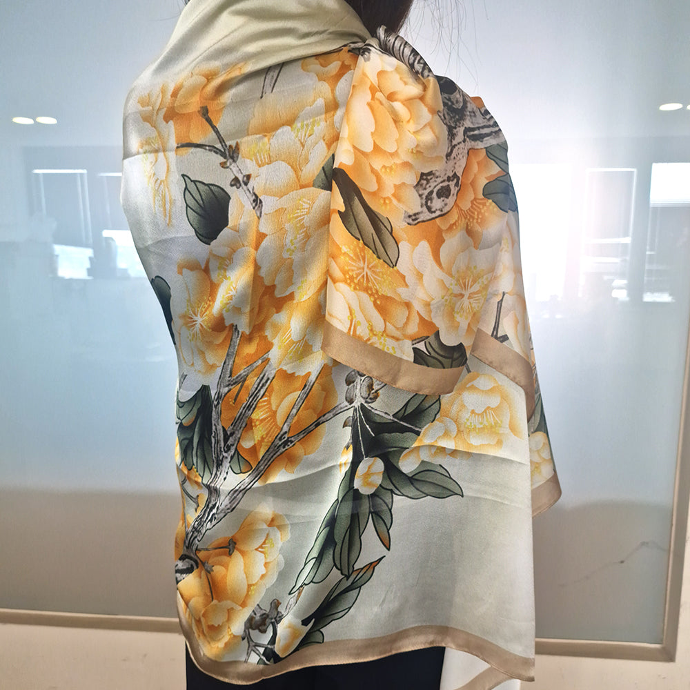 Virágba borult kert mintás sál, sárga, 85 × 180 cm, 100% vegán selyem