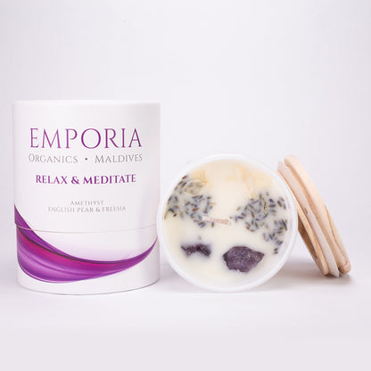 Emporia Organics Üveggyertya: Maldív szigetek - RELAX & MEDITATE,  Ametiszttel, Angol körte és frézia illattal, 100% szójaviasz, 230g,