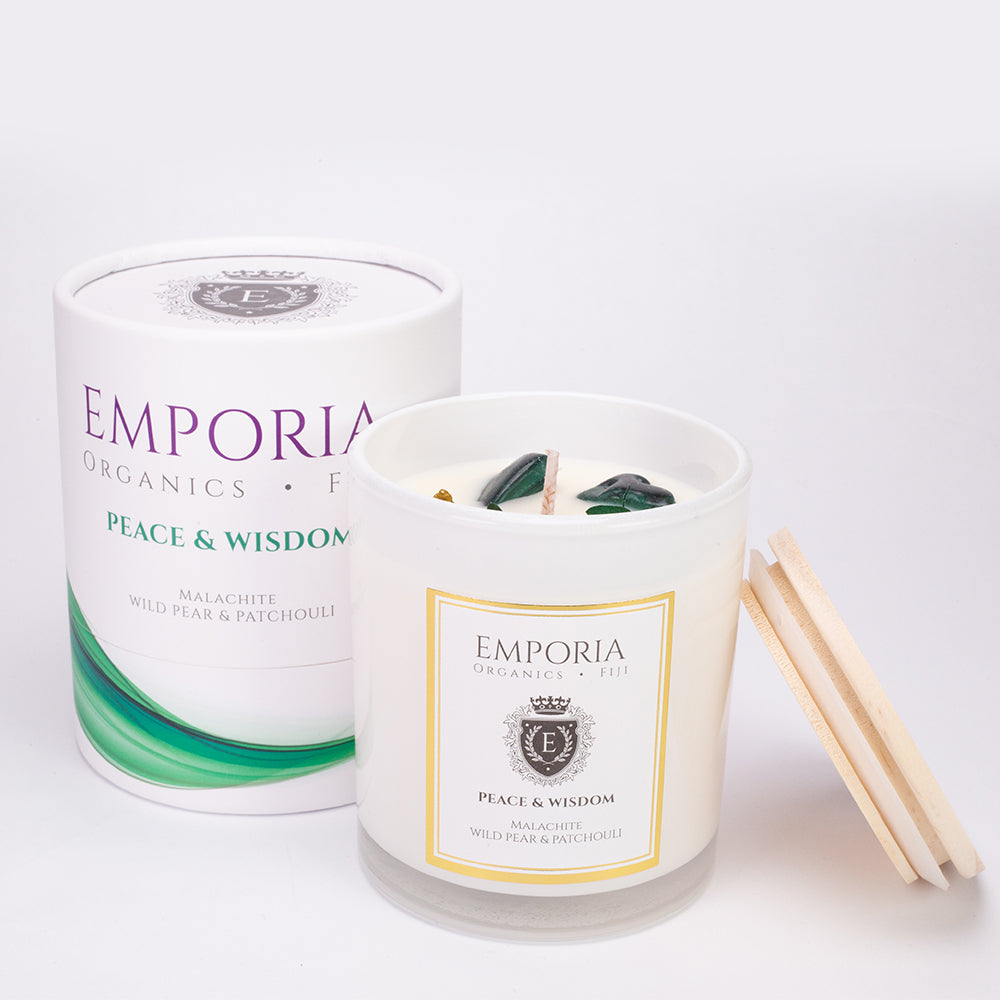 Emporia Organics Üveggyertya: Fiji -PEACE & WISDOM, Malachittal, Vadkörte és pacsuli illattal, 100% szójaviasz, 230g